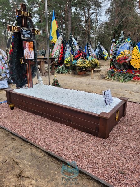 Надгробок дерев&rsquo;яний світлий горіх 180х75х35см 01 фото