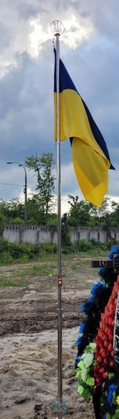 Флагшток із нержавіючої сталі 4 метри, під бетонування.  Розбірний. З системою підіймання прапору.  Прапор України 140*90 см в подарунок! 1012 фото
