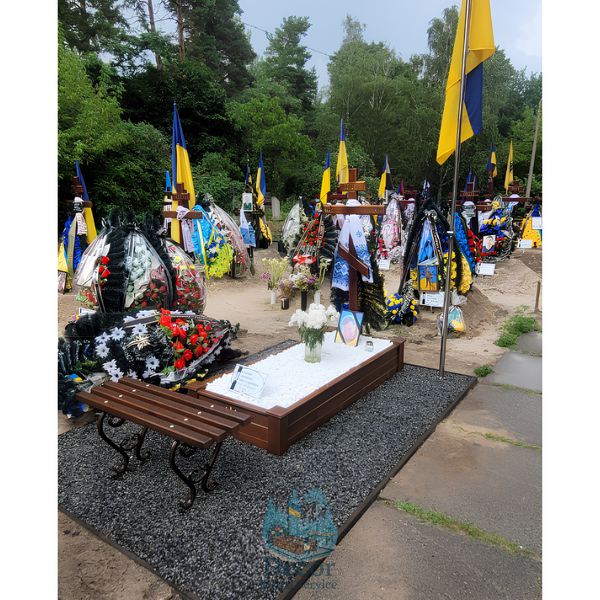 Надгробок дерев&rsquo;яний світлий горіх 180х75х35см (Без тризуба) 027 фото