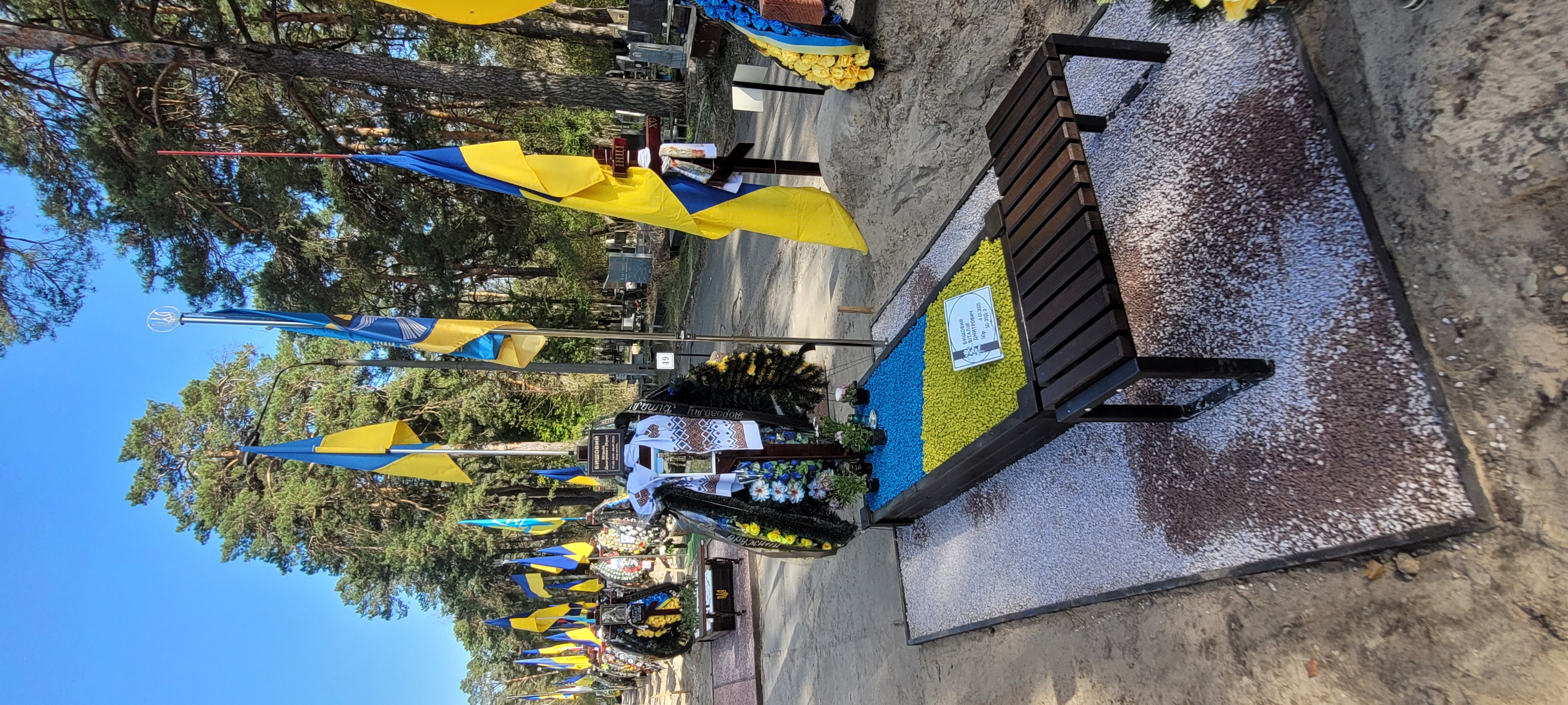 Комбінована лавка біля могили