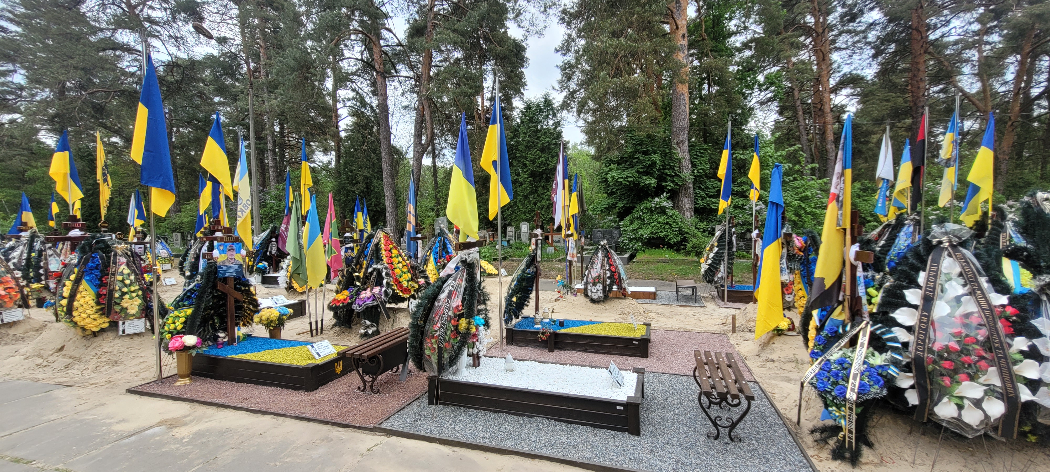 Ритуальна лавка з дерева та металу